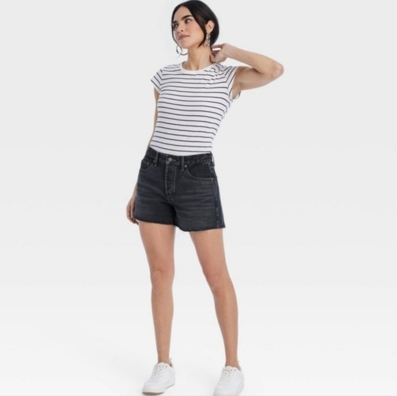 Women's Mid-Rise 90's Baggy Jean Shorts - Universal Thread Black Wash 14 - Picture 3 of 16